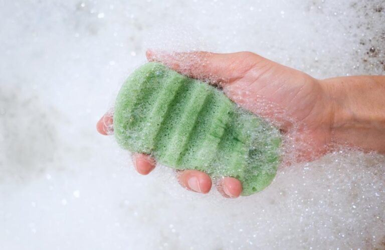 Gąbka konjak – delikatny i naturalny sposób mycia twarzy